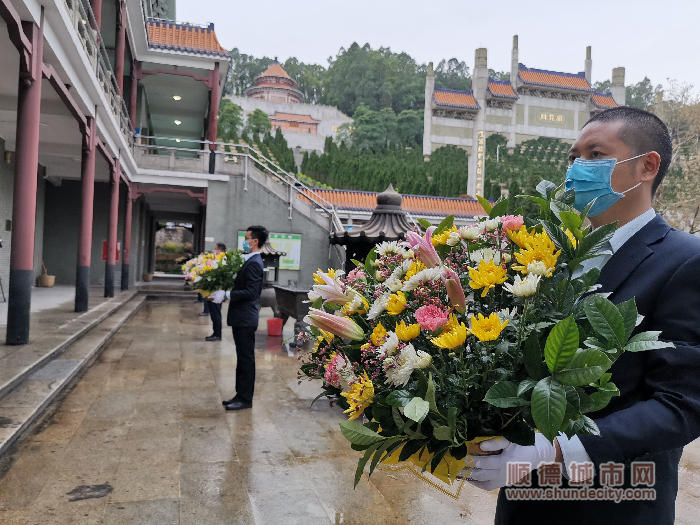 飞鹅墓园内,墓园的工作人员,身着正装,手戴白手套,代市民向墓位敬献