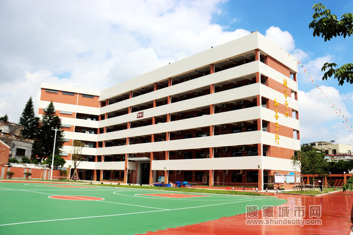 荔村小学2019年启动重建后的首个开学日.