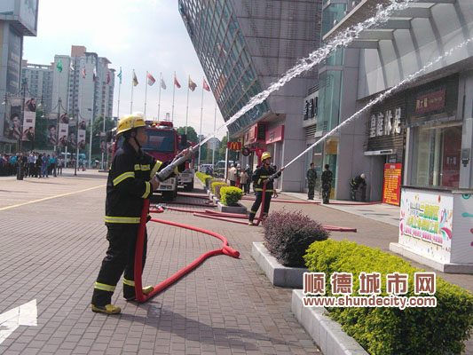 天佑城突"燃"大火,商场,公安合力灭火