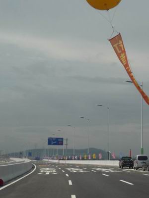 车队通过碧桂路主线下沉隧道太澳高速顺德段,路面沥青,路标清晰太澳