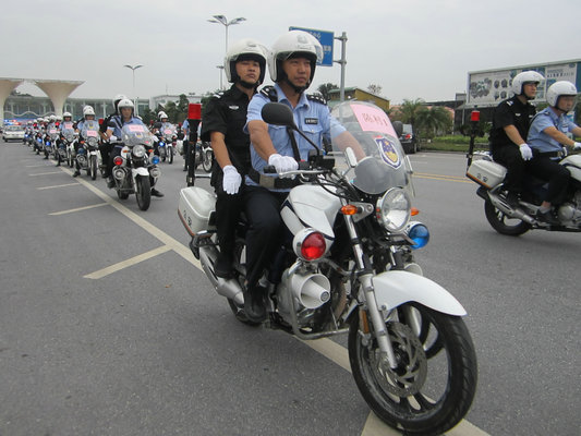 千名巡防队员走上街头，创平安陈村