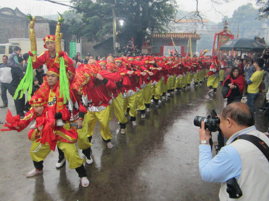 飘色加人龙舞，上演一场雨中的浪漫