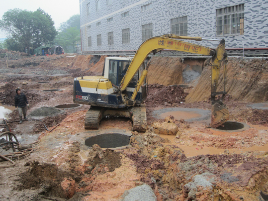 顶着大雨，执法人员拆违建态度坚决