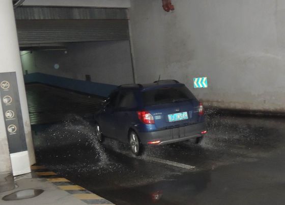 连日阴雨，地下停车场成了“小水池”