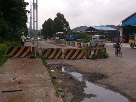 道路坑洼长期没修理，路障还“霸道”