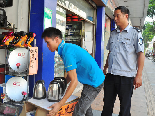 一套制服的重量：承载着城市的“美貌”