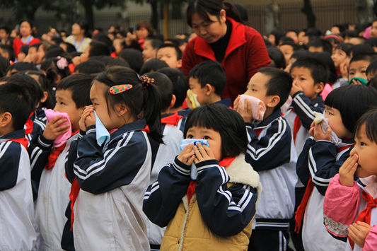 北滘中心小学消防演练，学“逃生术”