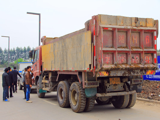 执法人员严盯渣土车，钻空子没那么容易