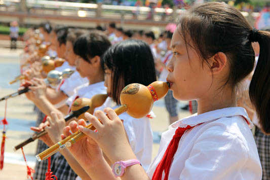 外宾捧场童艺节，洗“龙舟水”体验风俗