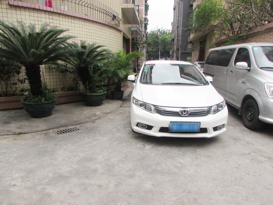 道路中间“晒爱车”，这么任性为哪般？