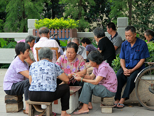 在公园里和领导拉家常，村民表示没压力