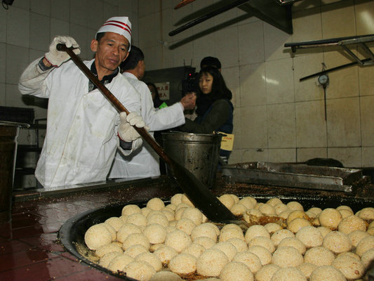 右眼新闻：圆圆煎堆果，悠悠龙江情