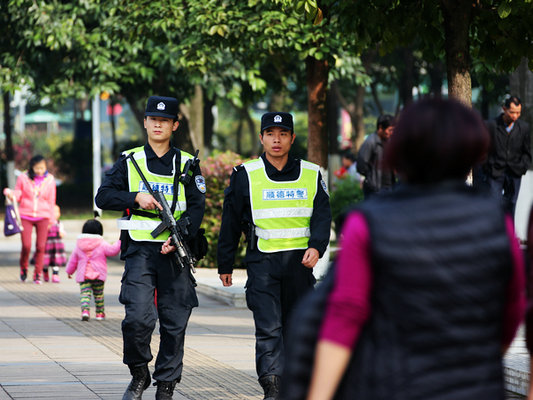 黑夜熬红了双眼，他们只为闪电般的出击