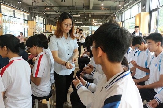 爱心人士给学生捐书香卡，图书免费买