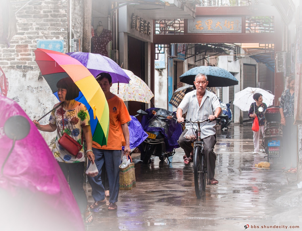 雨中的云里大街