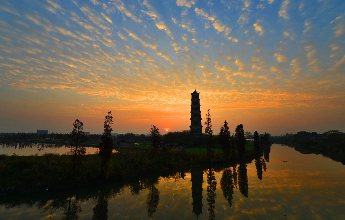 夕阳西下，渐被夜色笼罩的文塔