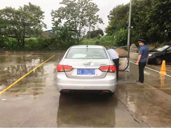 杏坛：风雨无阻，查处3辆非法教练车