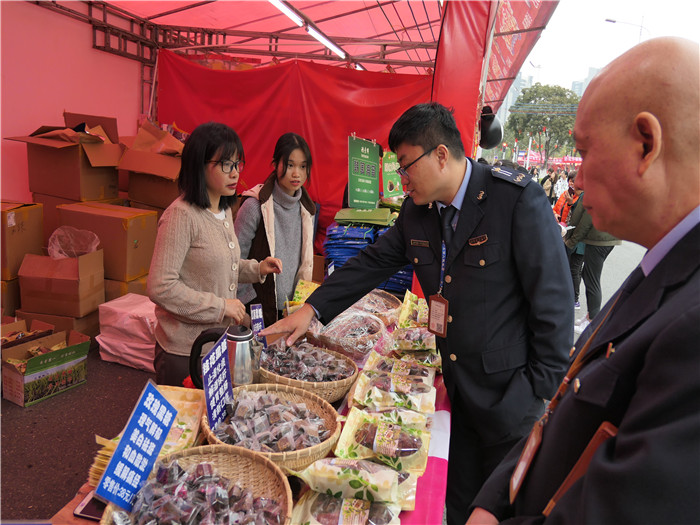 安心行花街！大良开展迎春花市检查行动