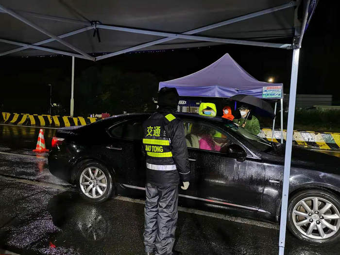 风雨中的坚守！三善大桥检疫点深夜查截一起疫情发生地籍流动人员