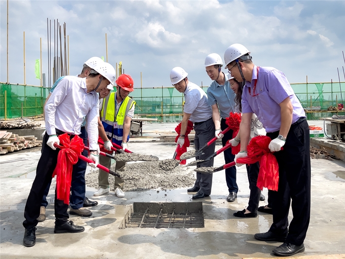 凤城实验学校新建学生宿舍楼封顶，计划今年秋季投入使用