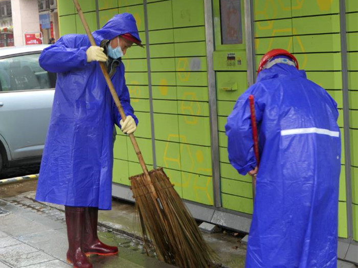 温暖你我！“马路天使”在细雨寒风中坚守