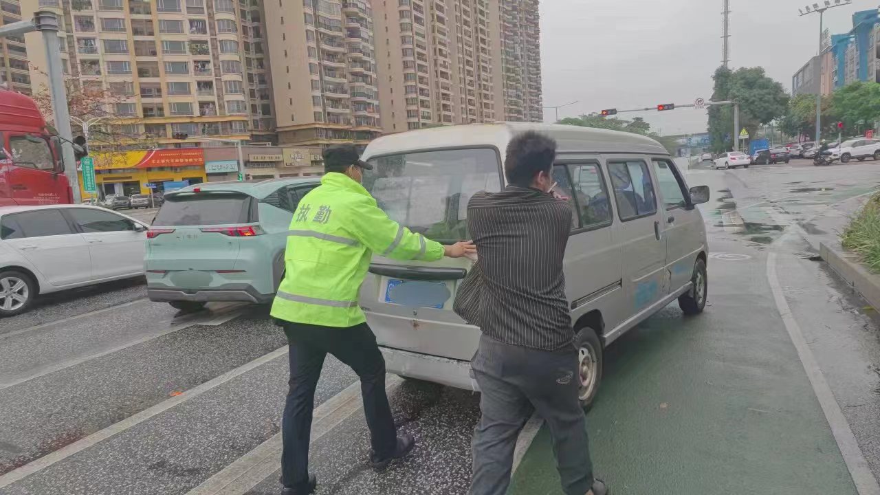 容桂：“大力士”“活拐杖”！雨中“警”色暖人心