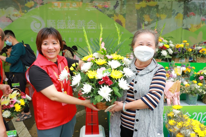 右眼新闻：一束鲜花别样情