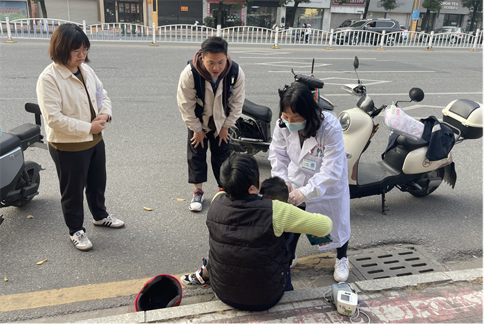 惊险！男童抽搐险坠车，幸福社区第一时间接力救援