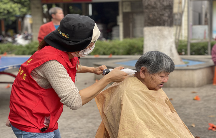 “义剪倾心”！陈村庄头小剪刀服务大民生