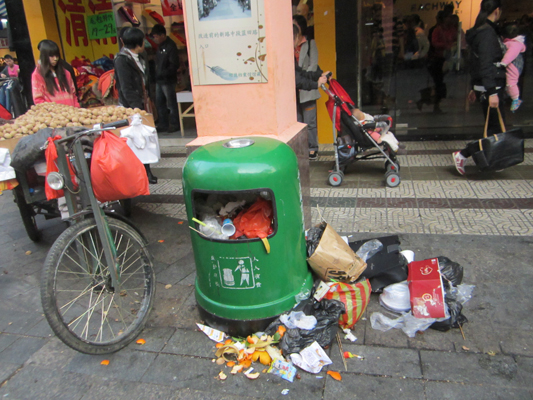 假期带旺街边小贩，城市环境有些伤