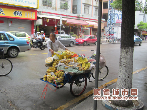 “你追我跑”，摊主与城市间无语的闹剧