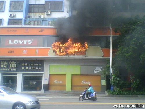 店招着火爆炸无人伤亡　网友微博直播