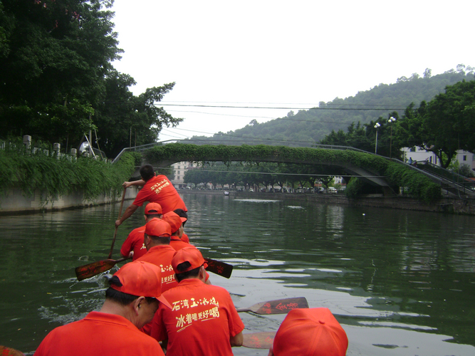 碧波荡漾，游龙出