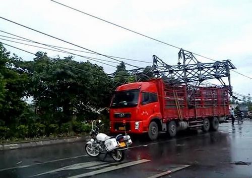 电线塔压大卡车，司机一脸冷汗