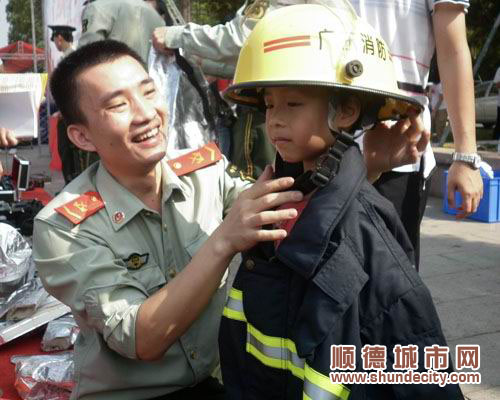 穿上消防战衣，市民也来做一回消防战士