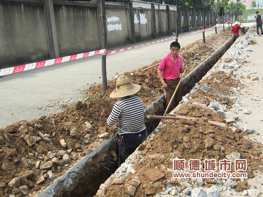 乱开挖被拦 却嚷“还我工具，还要去干活”