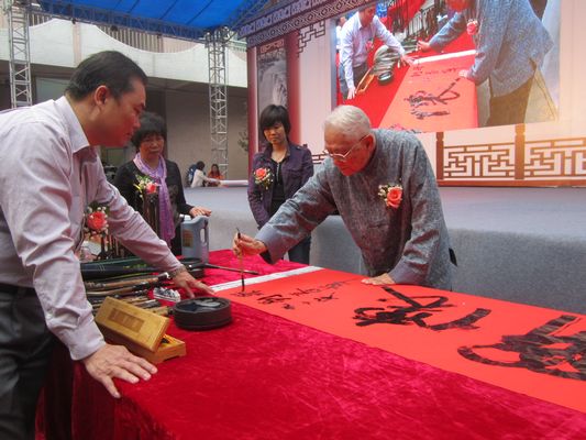 90岁高龄现场挥毫义卖，刘春草也给老人温暖