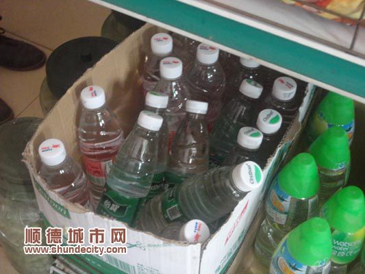 龙江：车站附近商店销售假冒矿泉水