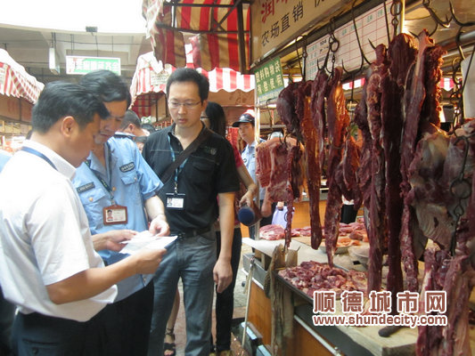 注水牛肉藏身府又市场，档主当场被查