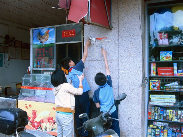 小学生走上街头，大搞卫生