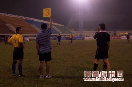 昨夜，顺德绿茵场上演“雨中桑巴”