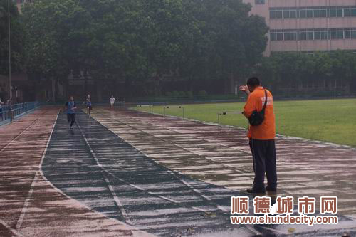 大雨浇灭不了训练热情