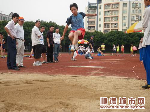 运动员表演“凌波微步”