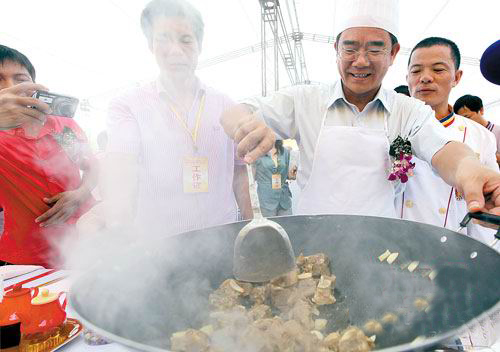 区长现场秀厨艺， “牛气冲天”