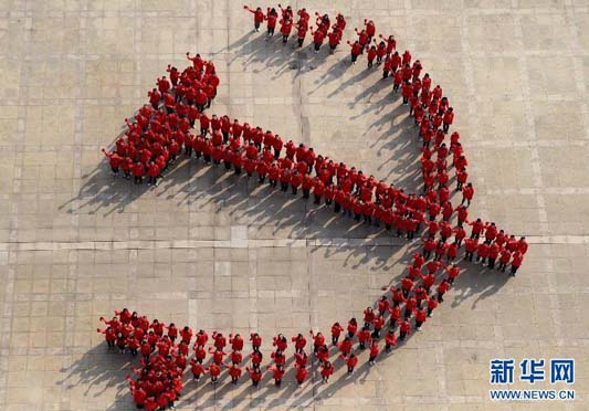 11月6日复旦大学的学生党员们组成的巨型的红色党徽图案