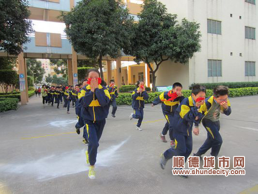 小学举行演练，学习火灾、地震逃生