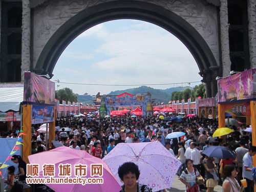 万人捧场美食节，本地、外国美食一条龙