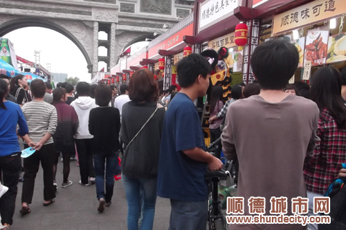 风味美食展鸣金收兵，细雨中食客热情不减