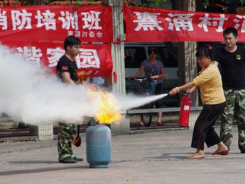 买菜阿姨放下菜篮，学习灭火心有底