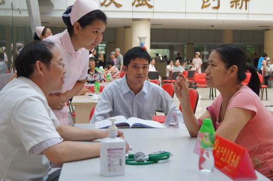 37岁“党龄”专家义诊，让市民免费体检